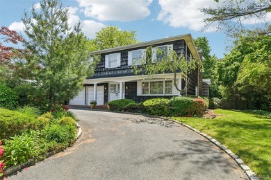 Large Center Hall Colonial in a prime Lawrence location. Set on - photo 4