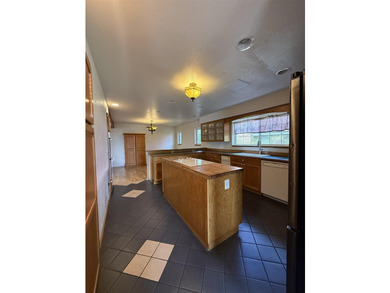 Beautiful home on a spacious lot in Westwood! This 4-bedroom, 2 - photo 4