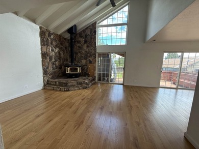 Beautiful home on a spacious lot in Westwood! This 4-bedroom, 2 - photo 5