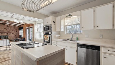 Spacious two-story home located in the established Venetian - photo 5