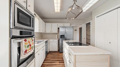 Spacious two-story home located in the established Venetian - photo 7