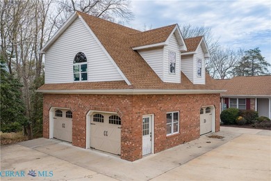 WATERFONT HOME WITH OVERSIZED GARAGE This charming 3 bedroom - photo 3