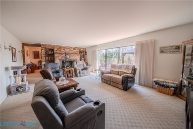 WATERFONT HOME WITH OVERSIZED GARAGE This charming 3 bedroom - photo 5