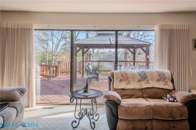 WATERFONT HOME WITH OVERSIZED GARAGE This charming 3 bedroom - photo 6