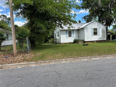 Cute little bungalow. 2 bedrooms, 1 bath. There is a tenant in - photo 1