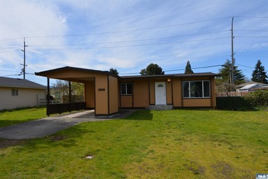 Cute and full of character, this cozy 3-bedroom, 1-bath in town - photo 1