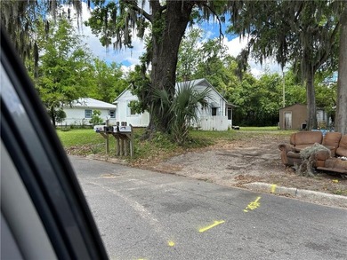 Cute little bungalow. 2 bedrooms, 1 bath. There is a tenant in - photo 2