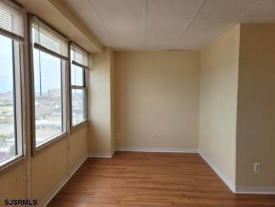 Fabuous studio unit on 12th floor.  Perfect for a quick weekend