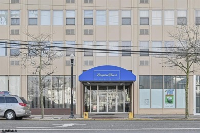 Fabuous studio unit on 7th floor.  Perfect for a quick weekend