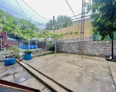 Exceptional investment opportunity in the heart of Sunset Park! - photo 4