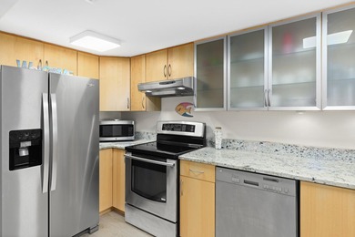 UPDATED! This beautifully transformed 2BR, 3BA condo offers the - photo 4