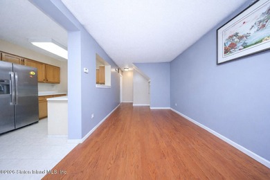 BEAUTIFUL AND METICULOUSLY MAINTAINED ONE FAMILY END UNIT - photo 4