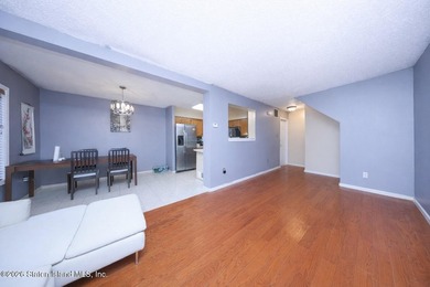 BEAUTIFUL AND METICULOUSLY MAINTAINED ONE FAMILY END UNIT - photo 5