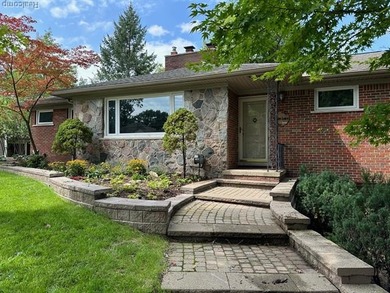 Square Lake Home For Sale in Bloomfield Michigan