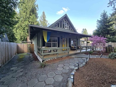 Beautifully Updated 3-Bedroom home sitting on a perfectly - photo 6