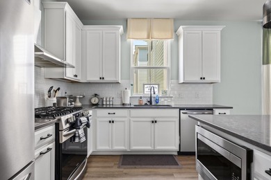 Stunning 4 bed 3 .5 bath home in Mixson. Spacious open floor - photo 12