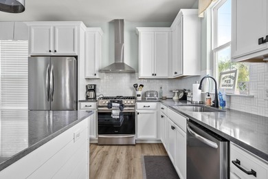 Stunning 4 bed 3 .5 bath home in Mixson. Spacious open floor - photo 13
