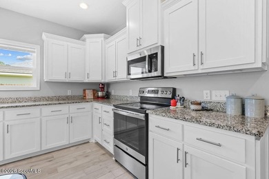 Welcome home! Built in 2021, this pristine residence perfectly - photo 7