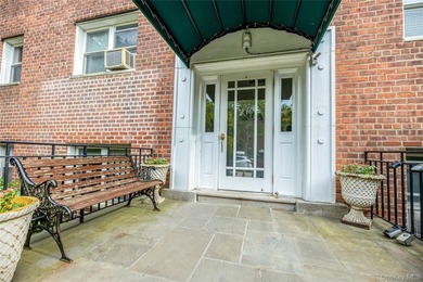 Needs renovations and is priced accordingly! This spacious - photo 2