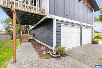 West-side Port Angeles living with just the right mix of comfort - photo 8