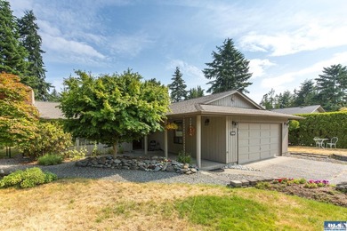 Charming and well-maintained home featuring 2 bedrooms and 2 - photo 1