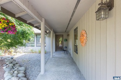 Charming and well-maintained home featuring 2 bedrooms and 2 - photo 2