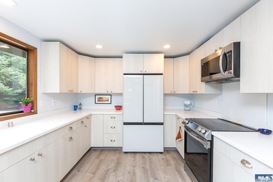 Charming and well-maintained home featuring 2 bedrooms and 2 - photo 4