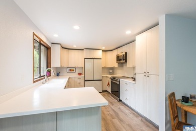 Charming and well-maintained home featuring 2 bedrooms and 2 - photo 5