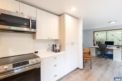 Charming and well-maintained home featuring 2 bedrooms and 2 - photo 6