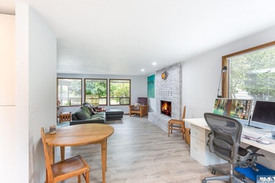 Charming and well-maintained home featuring 2 bedrooms and 2 - photo 7
