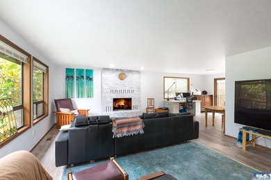 Charming and well-maintained home featuring 2 bedrooms and 2 - photo 8