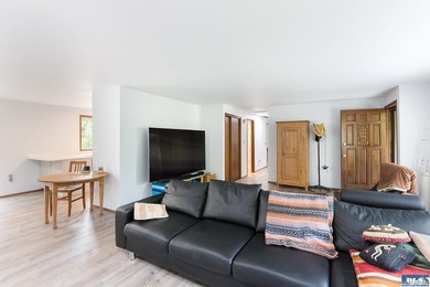 Charming and well-maintained home featuring 2 bedrooms and 2 - photo 10