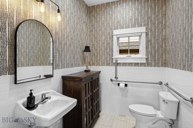 This beautifully renovated 3,370 SF building, updated in 2021 - photo 37