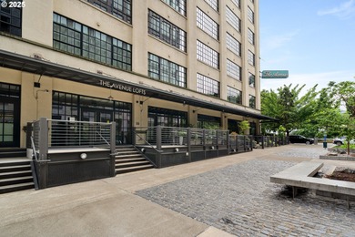 Dramatic New York SOHO styled condominium in the heart of