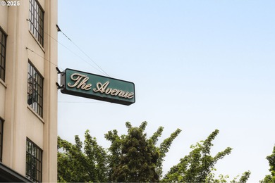 Dramatic New York SOHO styled condominium in the heart of