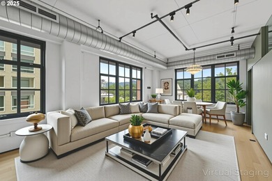 Dramatic New York SOHO styled condominium in the heart of