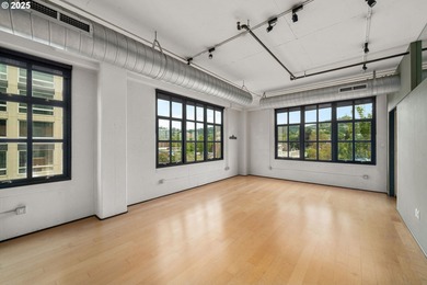 Dramatic New York SOHO styled condominium in the heart of