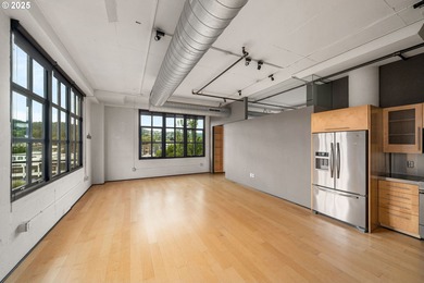 Dramatic New York SOHO styled condominium in the heart of