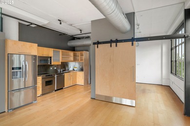 Dramatic New York SOHO styled condominium in the heart of