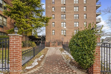 Spacious 3 bedroom, 2 bath, sun filled gorgeous, updated condo - photo 2