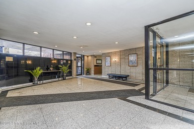 Spacious 3 bedroom, 2 bath, sun filled gorgeous, updated condo - photo 4