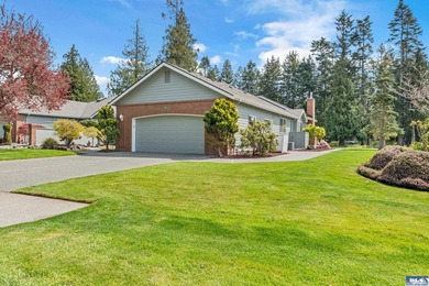 On Sunland's coveted Foursome Drive, this beautifully updated - photo 2