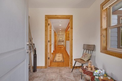 This well-appointed mountain style retreat offers excellent - photo 2