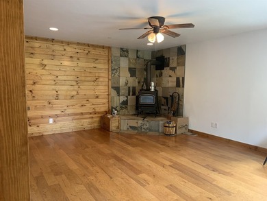 This well-appointed mountain style retreat offers excellent - photo 4