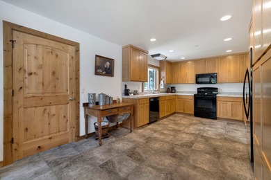 This well-appointed mountain style retreat offers excellent - photo 7
