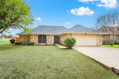 Well maintained single story home in the lake community of - photo 2