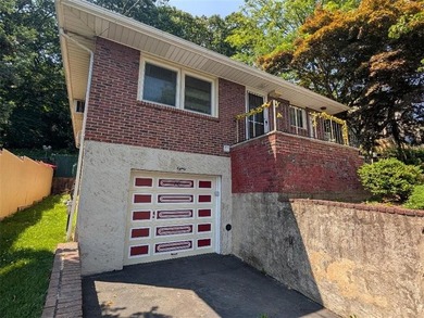 Grymes Hill - This Wonderful 1 Family, All Brick Raised Ranch - photo 3