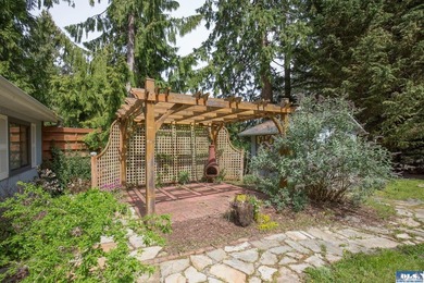 Welcome to this beautiful home on a gorgeous half-acre lot in - photo 5