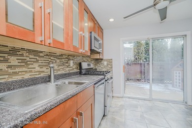 Welcome to The Oaks at Latourette, where comfort and convenience - photo 7