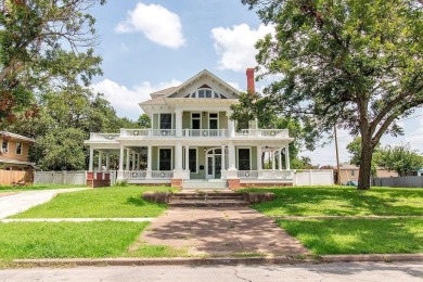 Historic Elegance Meets Modern Convenience in Waco,TX

Step